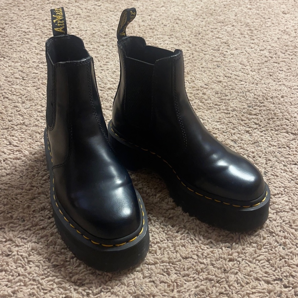 DOC MARTENS. 2976 POLISHED SMOOTH PLATFORM CHELSEA BOOTS.
